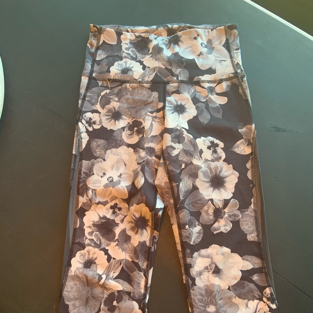 Black/grey floral yoga cropped pants